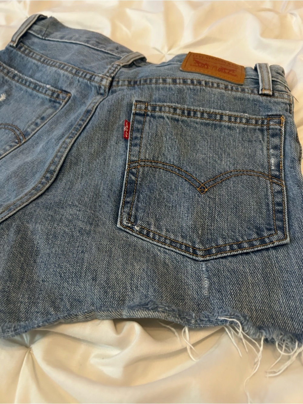 Levi's Wedgie Shorts. Size 26. - Picture 2 of 7